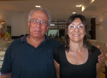 Dos personas sonriendo dentro del "Bar Buenavista Café San Agustín".